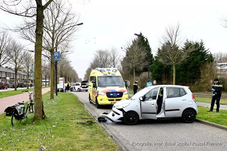 Auto botst tegen boom in Krommenie