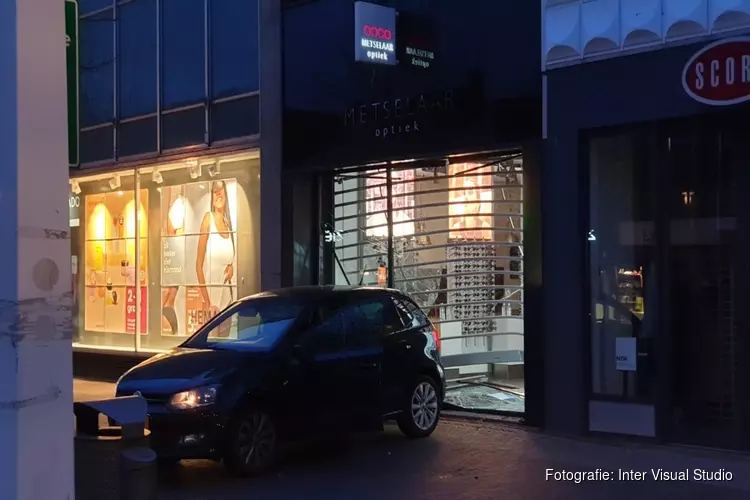 Ramkraak op winkel in Zaandam