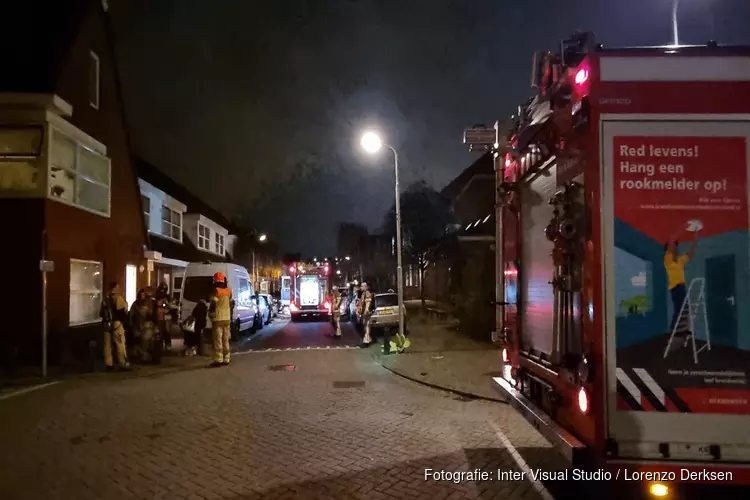 (Wier)rook in woning Zaandam, brandweer voor de deur