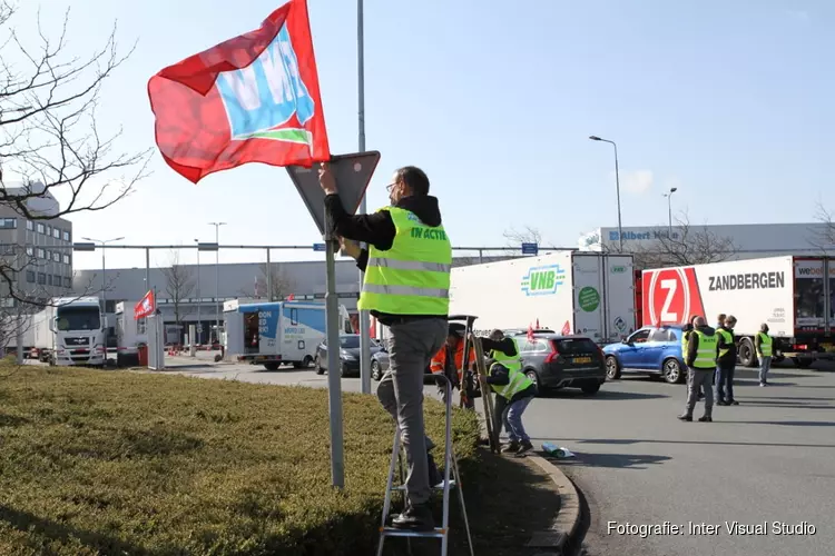 Chauffeurs distributiecentrum demonstreren in Zaandam