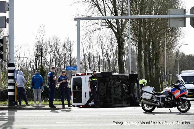 Busje op zijn kant bij ongeval op kruising