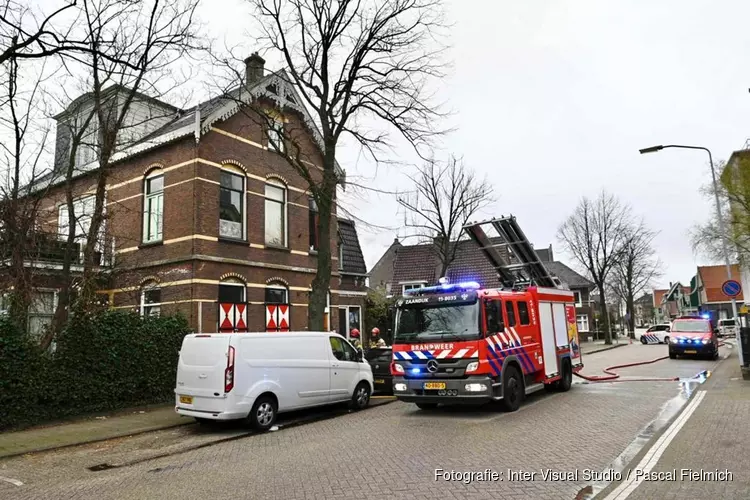 Brand in oud pand Koog aan de Zaan, brandweer schaalt op