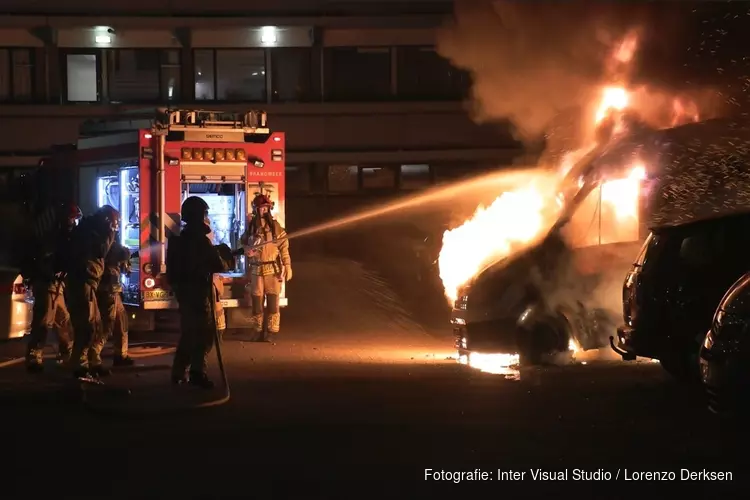 Vlammenzee op parkeerplaats in Zaandam: vermoedelijk brandstichting