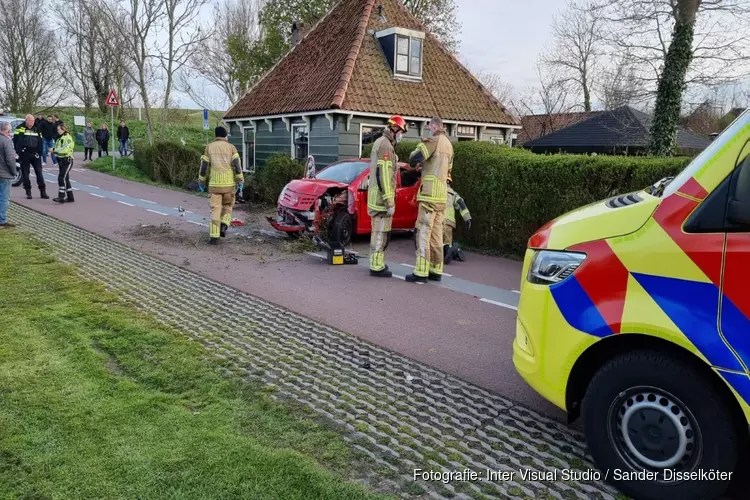 Auto raakt in de slip en ramt woning in Assendelft