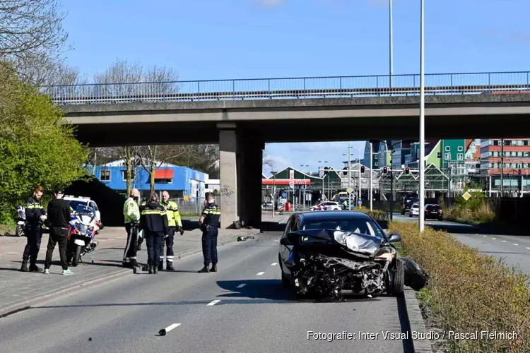 Auto tegen pilaar: bestuurder aangehouden