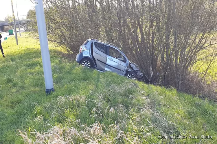 Auto belandt tegen boom na botsing A7