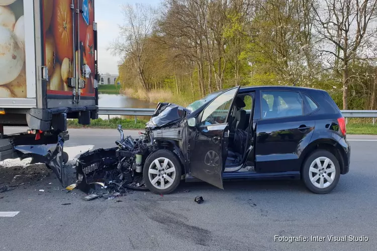 Auto tegen vrachtwagen: weg in Zaandam uren dicht