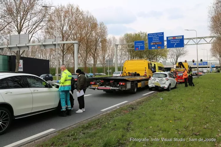 Drie auto&#39;s betrokken geraakt bij botsing in Oostzaan, twee gewonden