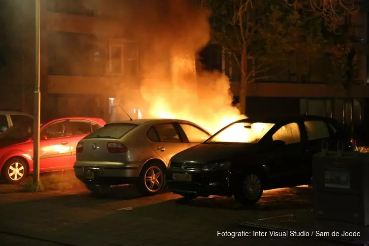 Auto door brand verwoest in Oudemansstraat Zaandam