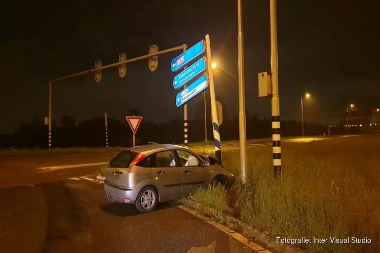 Automobilist rijdt tegen paal en vlucht in Assendelft