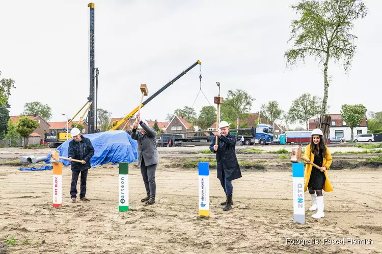 Bouw het Blok in Krommenie van start met slaan van symbolische eerste palen