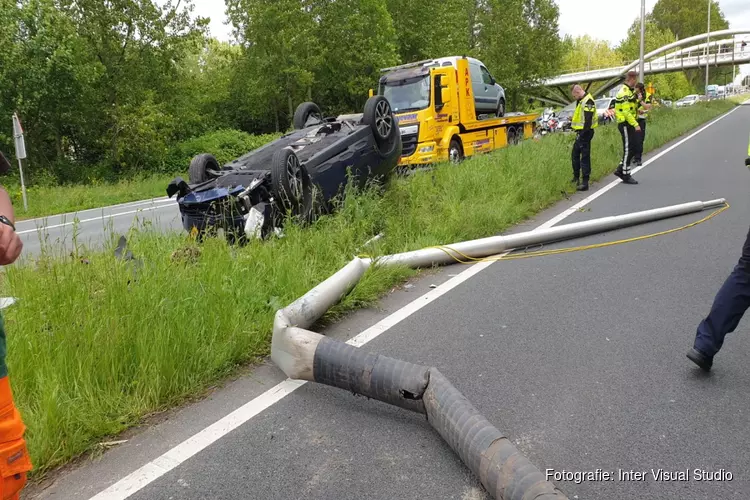 Auto slaat over de kop bij eenzijdig ongeval in Zaandam