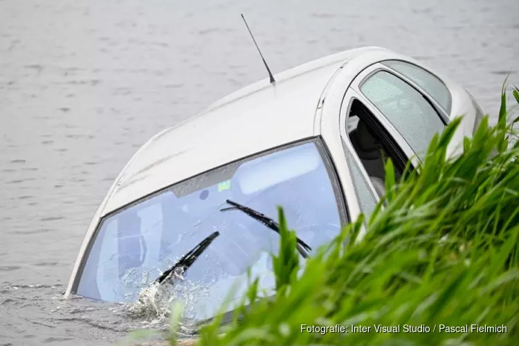 Auto raakt te water in Wijdewormer