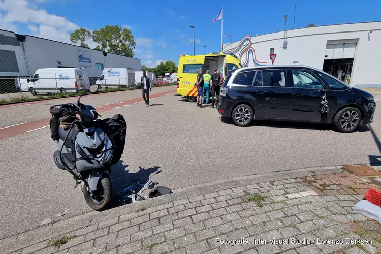 Scooterrijder zwaargewond na botsing