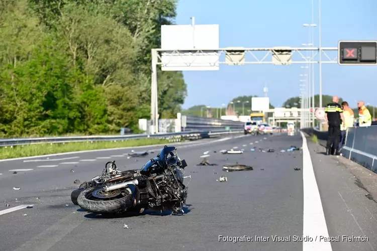 Motorrijder gewond na botsing met auto op A8 bij Koog aan de Zaan