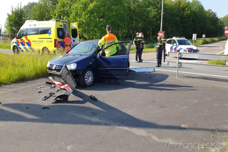 Auto gecrasht op afrit A7