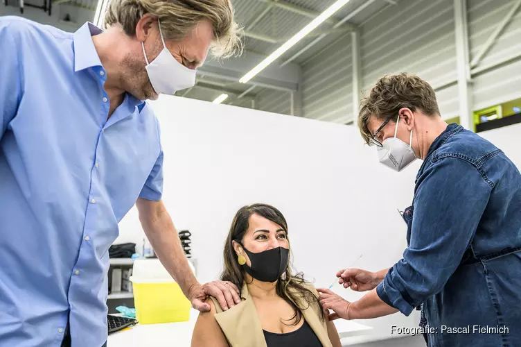 Burgemeester Hamming ontvangt eerste vaccinatie