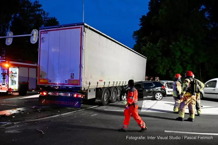 Auto onder vrachtwagen bij botsing Oostzaan