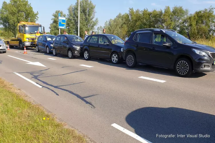 Vier auto&#39;s tegen elkaar in Krommenie