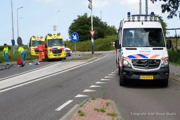 Wielrenner zwaargewond na aanrijding in Assendelft