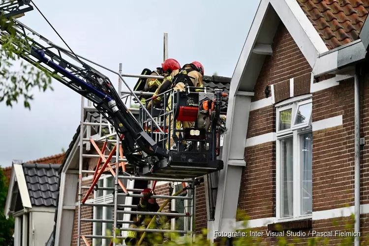 Brand op dak in binnenstad Zaandam