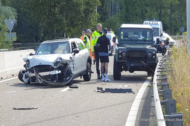 Automobiliste rijdt tegen vangrail op de A7