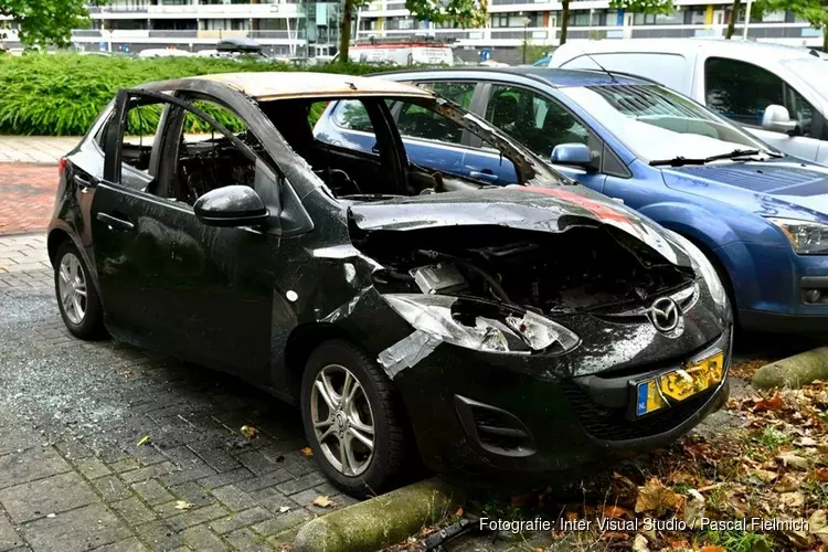 Auto door brand verwoest in Zaandam, politie kamt wijk uit