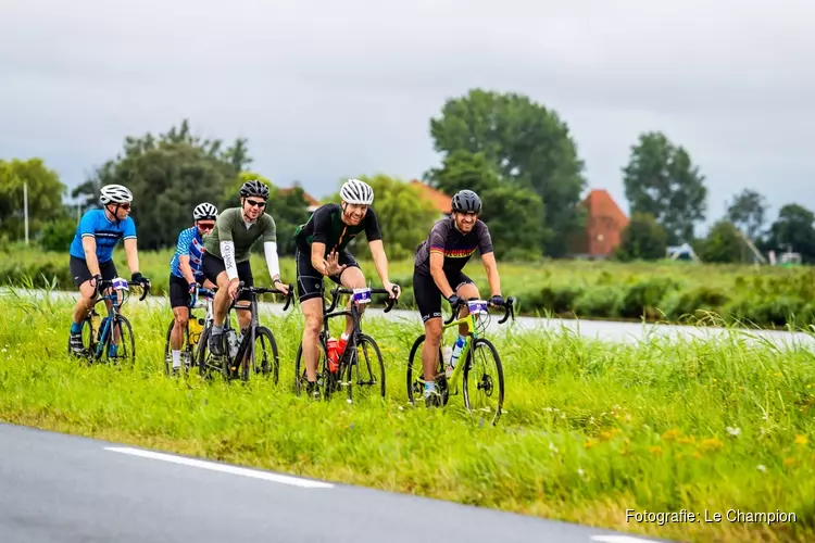 Eerste editie Ronde van de Stelling van Amsterdam: 1.100 fietsers trappen samen over de liniedijken