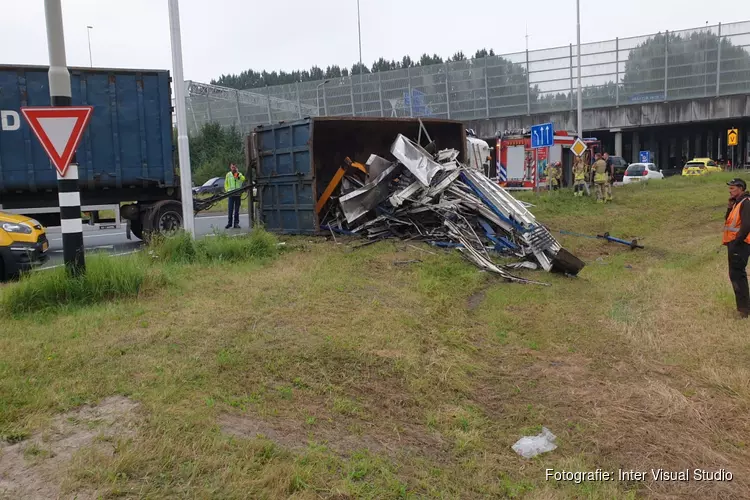 Vrachtwagen gekanteld in Oostzaan