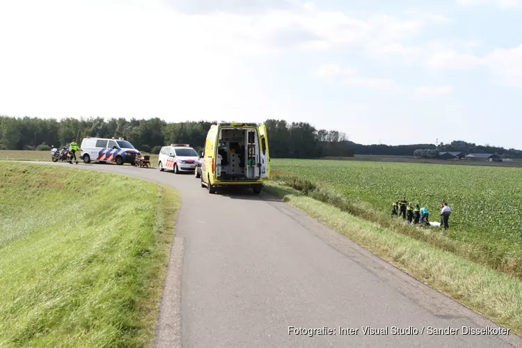 Motorrijder valt van dijk in Assendelft