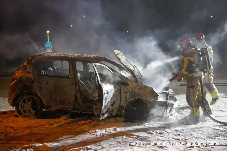 Auto vliegt tijdens rijden in brand