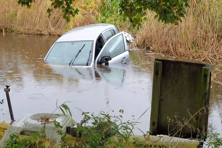 Automobiliste maakt stuurfout en raakt te water in Zaandijk