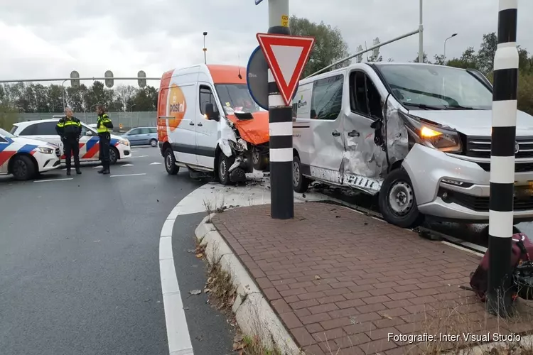 Ongeval met twee bestelbusjes in Oostzaan