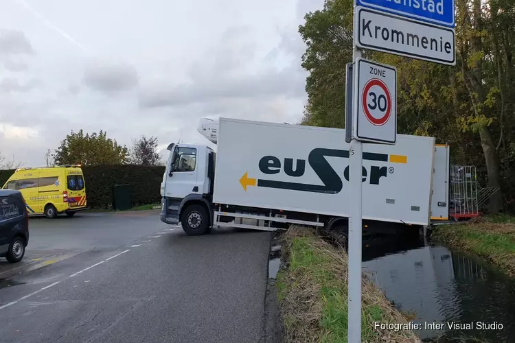 Vrachtwagen aan de rol tijdens laden en lossen