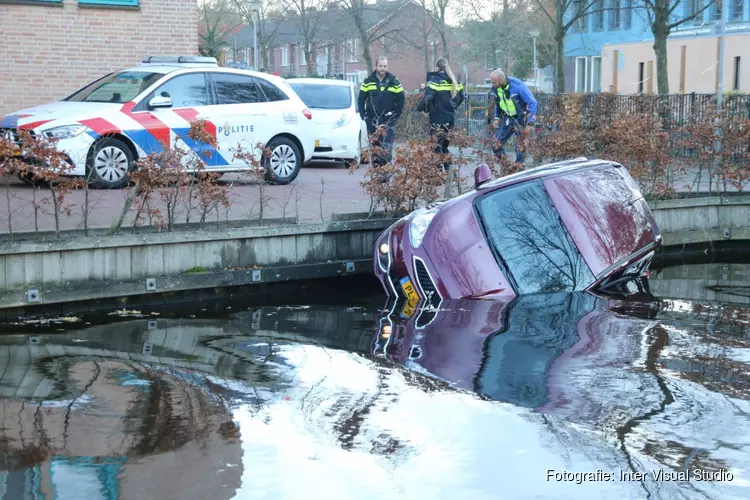 Auto half te water in Oostzaan