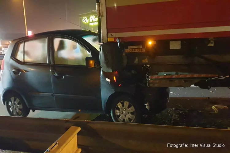 Auto rijdt achterop vrachtwagen