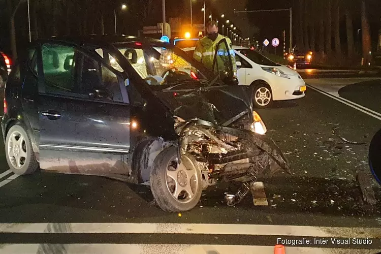 Botsing in Oostzaan, vrouw vlucht