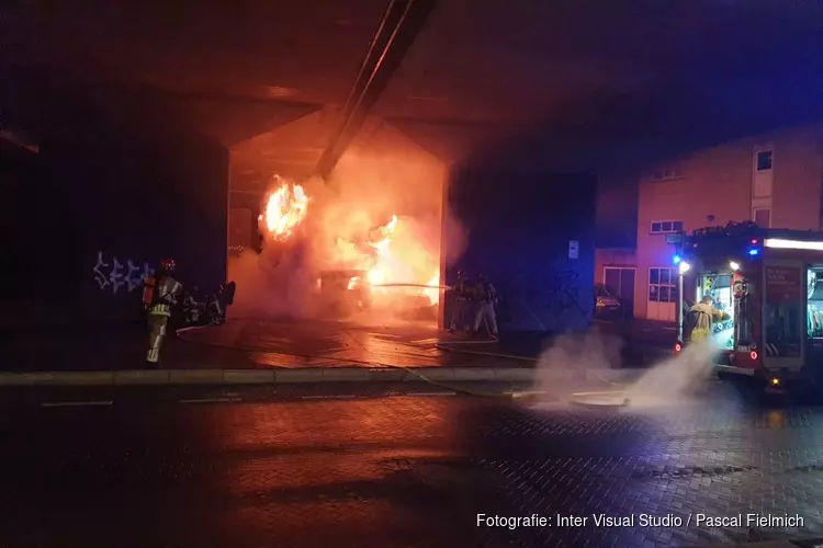 Brand op plezierjacht in Koog aan de Zaan, één zwaargewonde