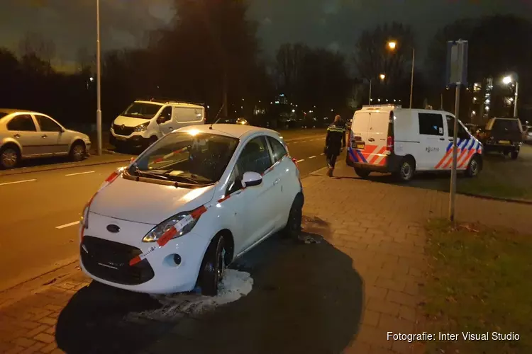 Brandweer weet erger te voorkomen bij autobrand, vermoedelijk brandstichting