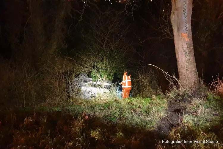 Auto van talud in Wijdewormer