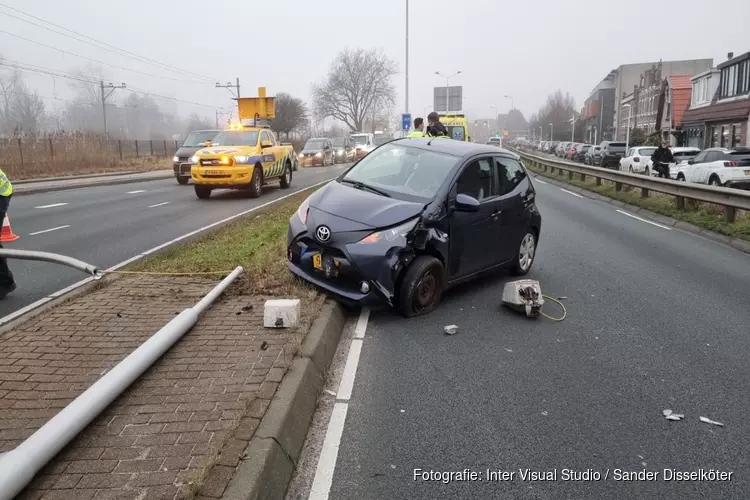 Automobiliste rijdt tegen lantaarnpaal in Krommenie