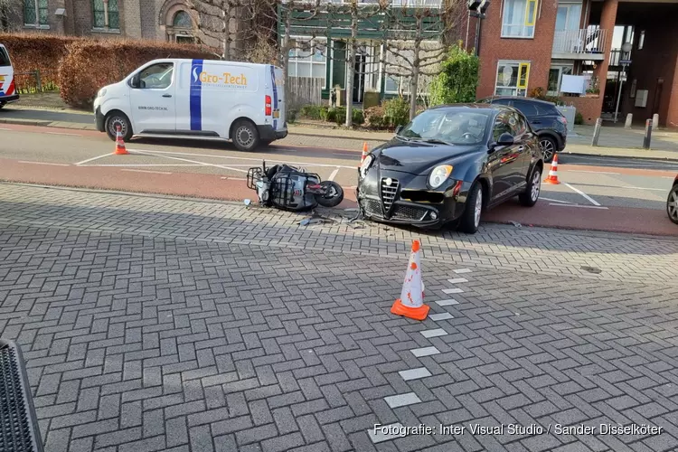 Scooterrijder in botsing met auto in Assendelft