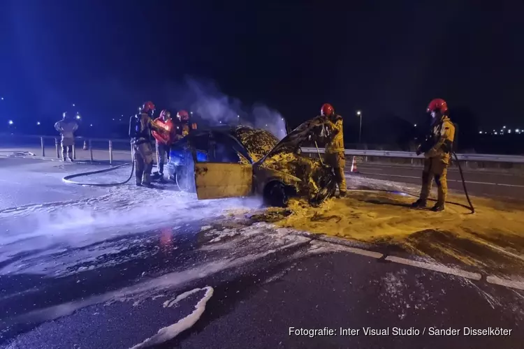 Auto vliegt in brand op N246 bij Westzaan