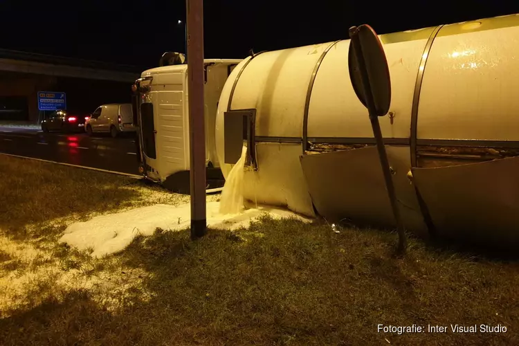 Melkwagen gekanteld in Wormerveer, weg onder de melk