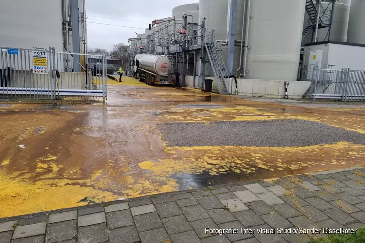 Lossen van palmolie gaat mis: straat in Wormer onder de olie