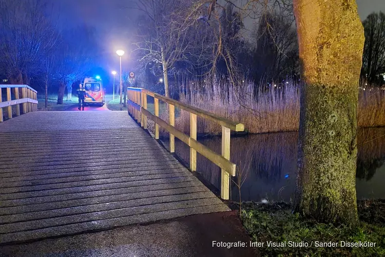 Persoon ter water aan De Weer in Zaandam