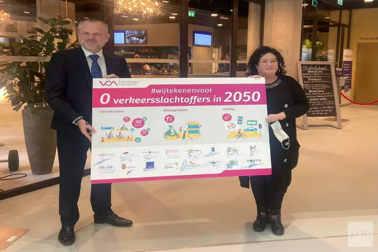 Samen aan de slag voor nul verkeersslachtoffers in 2050. Vervoerregio overhandigt handtekeningen aan Tweede Kamer