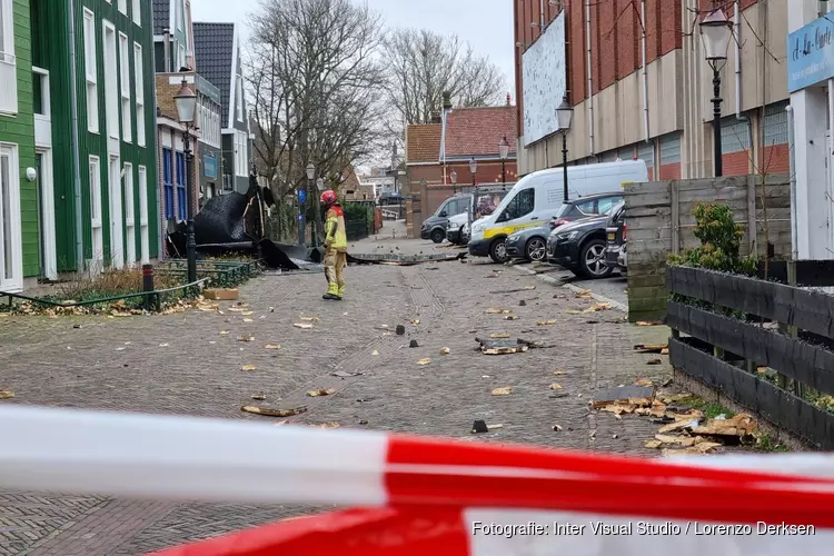 Dak van gebouw gewaaid in Zaandam