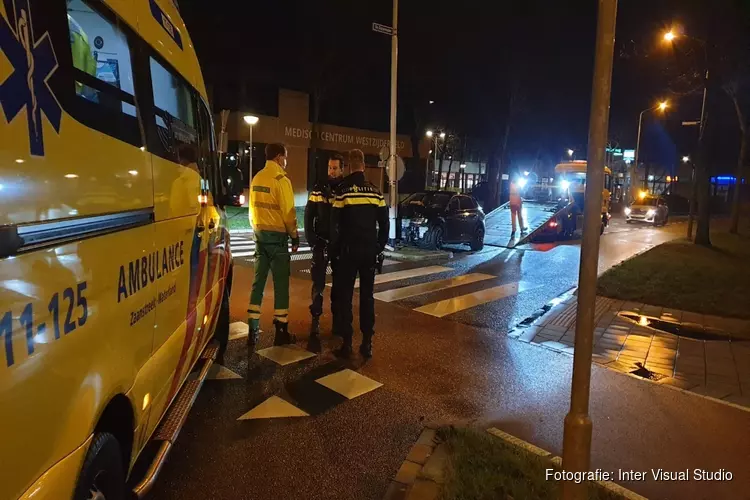 Auto tegen lantaarnpaal gereden in Koog aan de Zaan