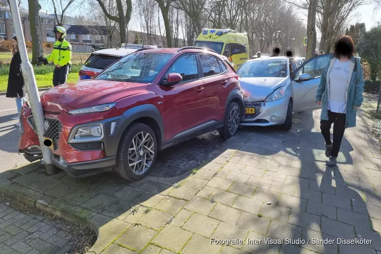 Auto knalt tegen geparkeerde auto in Zaandam